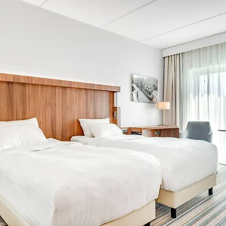 Courtyard Отель 4*
