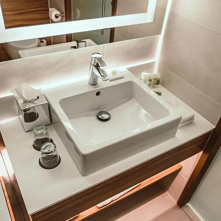 Courtyard 4*