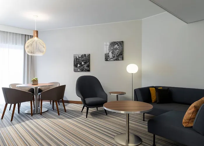 Courtyard טמפרה