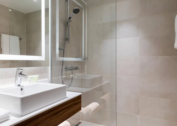 Courtyard 4* טמפרה