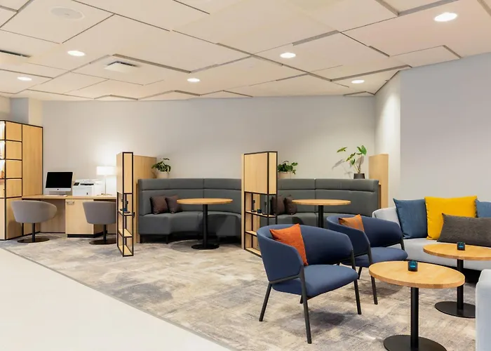 Courtyard טמפרה