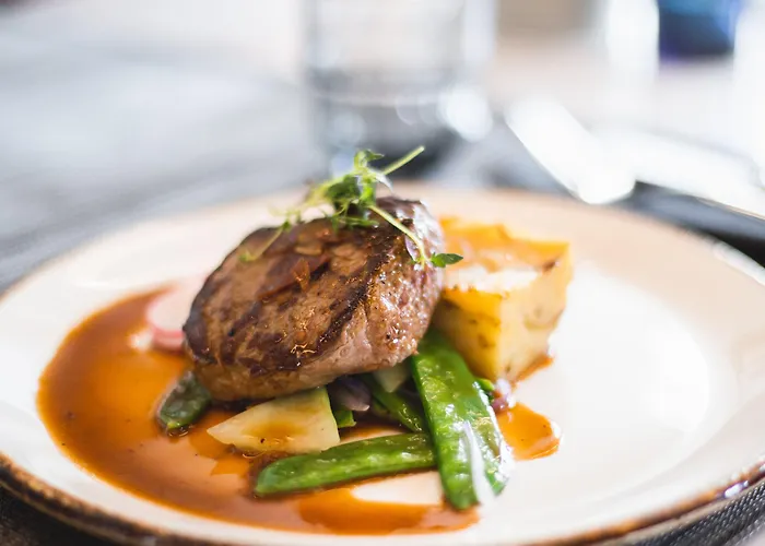 Courtyard טמפרה