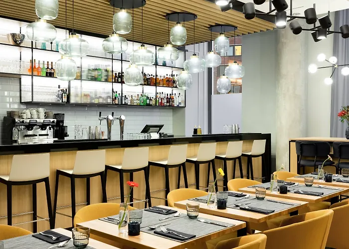 Courtyard טמפרה